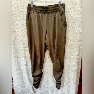 PrAna Womens Breathe Pants Size Medium Army Green Ruched Hem Pull On Activewear